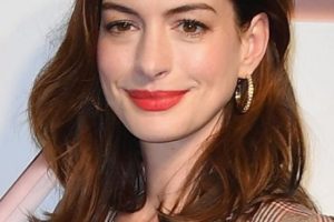 Anne Hathaway – Shoulder Length Curled Hairstyle – Hudson Yards Preview Celebration