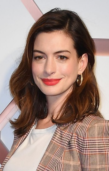 Anne Hathaway's Shoulder Length Curled Hairstyle - 20190314