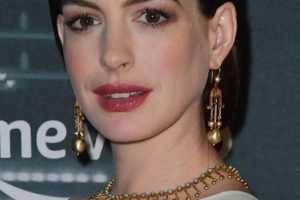 Anne Hathaway – Low Ponytail – Amazon Prime Video “Modern Love” Premiere