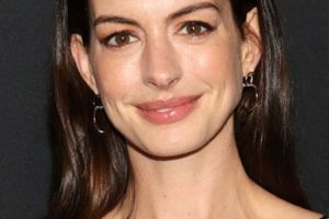 Anne Hathaway – Long Straight Bouncy Blowout – Museum of Modern Art Film Benefit