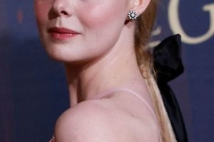 Elle Fanning – Cinched Bow Ponytail – “The Great” Premiere