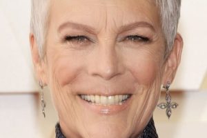 Jamie Lee Curtis – Short Choppy Hairstyle Baby Bangs (2022) – 94th Academy Awards