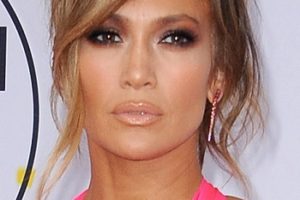 Jennifer Lopez – Loose Updo – 2018 American Music Awards
