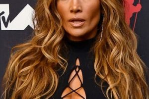Jennifer Lopez – Long Curled Hairstyle – 2021 MTV Video Music Awards
