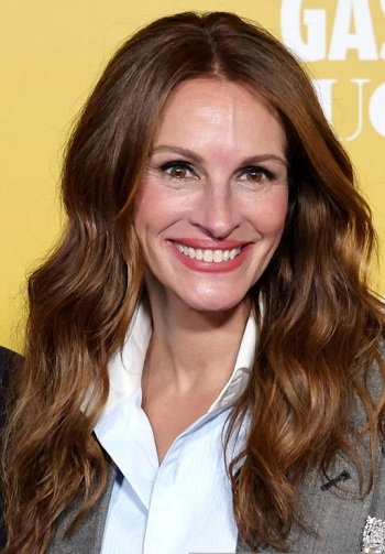 Julia Roberts' Long Curled Hairstyle - 20220418
