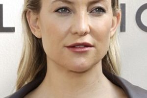 Kate Hudson – Slicked Back Long Straight Hairstyle – Michael Kors SP22 Collection Runway Show