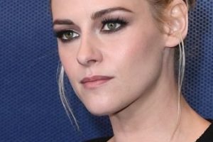 Kristen Stewart – Casual Updo – 94th Annual Oscars Nominees Luncheon