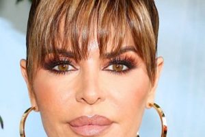 Lisa Rinna’s Top Knot with Bangs “Needs to Be Her Hair Always” – 2019 New York Fashion Week