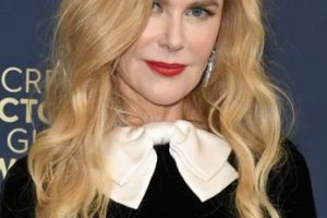 Nicole Kidman – Long Curled Hairstyle (2022) – 28th Annual Screen Actors Guild Awards