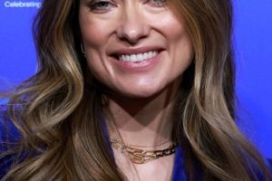 Olivia Wilde’s Long Curled Hairstyle – CinemaCon 2022