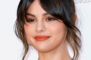 Selena Gomez – Fun Little Updo – 2020 Hollywood Beauty Awards