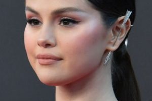 Selena Gomez – Sleek Low Ponytail – 27th Annual Critics Choice Awards