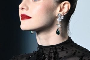 Alexandra Daddario – Sleek Updo – 2022 Vanity Fair Oscar Party