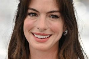 Anne Hathaway – Half Up Half Down Hairstyle – 75th annual Cannes Film Festival