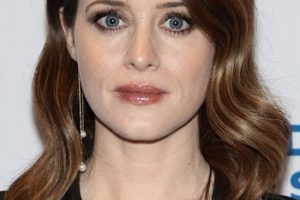 Claire Foy – Classic Brushed Out Waves Hairstyle (2022) – 92Y – New York