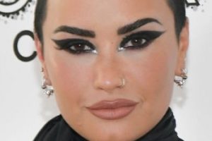 Demi Lovato – Buzz Cut (2022) – Elton John AIDS Foundation’s 30th Annual Academy Awards Viewing Party