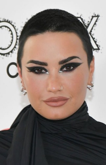 Demi Lovato's Buzz Cut - 20220327