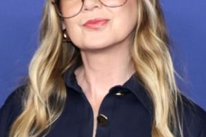 Ellen Pompeo’s Long Curled Hairstyle – 2022 ABC Disney Upfront