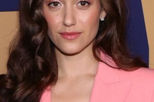 Emmy Rossum’s Long Curled Hairstyle – NBC Universal FYC House “Angelyne”