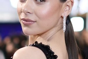 Hailee Steinfeld – Unique Sleek Low Ponytail – 28th Screen Actors Guild Awards