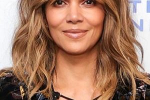 Halle Berry – Medium Length Curled Hairstyle/Curtain Bangs – 92Y In Conversation “Bruised”