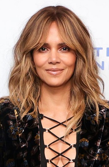 Halle Berry's Medium Length Curled Hairstyle/Curtain Bangs - 20211119