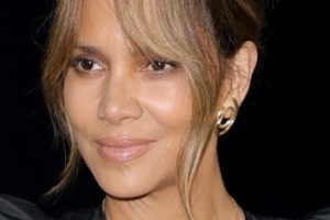 Halle Berry – Simple Updo 2022 – “Moonfall” Premiere