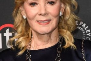 Jean Smart’s Medium Length Curled Hairstyle – 39th Annual PaleyFest