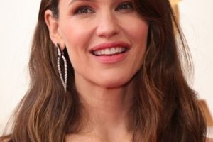 Jennifer Garner – Long Curled Hairstyle (2022) – 94th Annual Academy Awards
