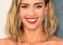 Jessica Alba’s Shoulder Length Beach Waves Hairstyle – 2022 Vanity Fair Oscar Party