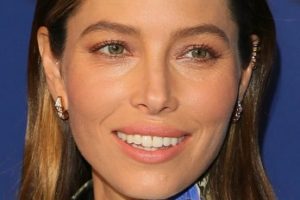Jessica Biel – Long Straight Deep Side Part Hairstyle – Facebook Watch’s “Limetown” Photocall