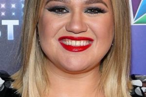 Kelly Clarkson’s Shoulder Length Straight Hairstyle – NBC’s “American Song Contest” Premiere