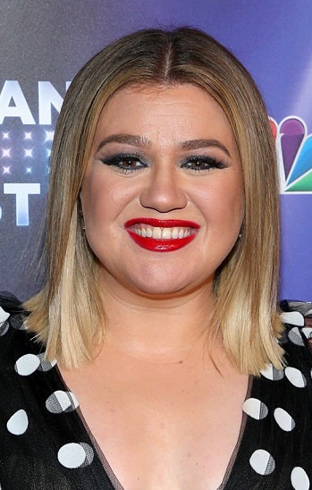 Kelly Clarkson's Shoulder Length Straight Hairstyle - 20220321