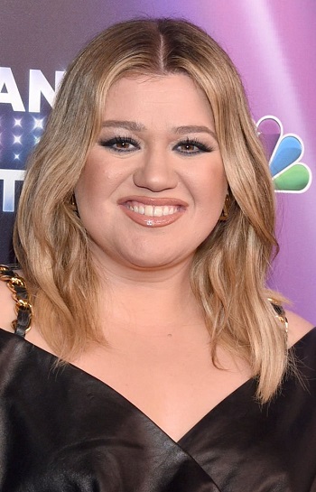 Kelly Clarkson's Medium Length Curled Hairstyle - 20220328