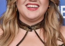 Kelly Clarkson’s Long Curled Hairstyle – NBC’s “American Song Contest” Week 4
