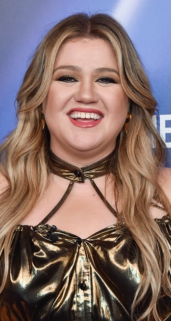 Kelly Clarkson's Long Curled Hairstyle - NBC's 