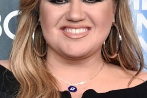 Kelly Clarkson’s Long Curled Hairstyle – NBC’s “American Song Contest” Semi-Finals