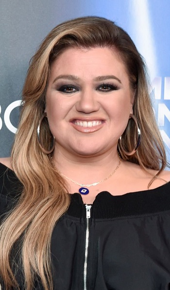 Kelly Clarkson's Long Curled Hairstyle - 20220425
