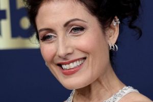 Lisa Edelstein’s Curly Ponytail – 28th Screen Actors Guild Awards