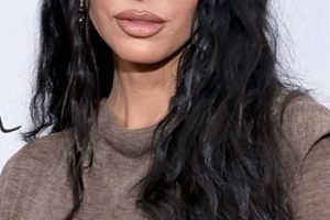 Megan Fox – Long Beach Waves Hairstyle – The Daily Front Row’s 6th Annual Fashion Los Angeles Awards