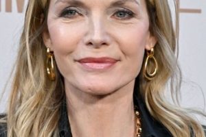 Michelle Pfeiffer – Long Curled Hairstyle – “The First Lady” Premiere