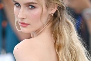 Olivia DeJonge’s Long Beach Waves Hairstyle – 75th Annual Cannes Film Festival