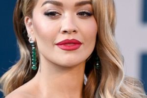 Rita Ora – Hollywood Glam Long Curled Hairstyle – 2022 Vanity Fair Oscar Party