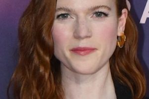 Rose Leslie’s Shoulder Length Beach Waves Hairstyle – HBO’S “The Time Traveler’s Wife” Premiere