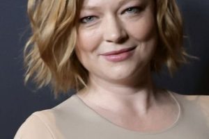 Sarah Snook’s Shoulder Length Beach Waves Hairstyle – AFI Awards Luncheon
