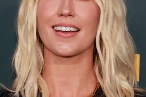 Anna Camp – Shoulder Length Beachy Hairstyle – Amazon’s “Annette” Special Screening