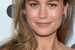 Brie Larson – Long Curled Hairstyle (2022) – The Daily Front Row’s 6th Annual Fashion Los Angeles Awards