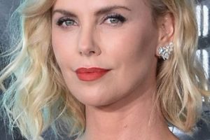 Charlize Theron’s Shoulder Length Beach Waves Hairstyle – “Atomic Blonde” World Premiere