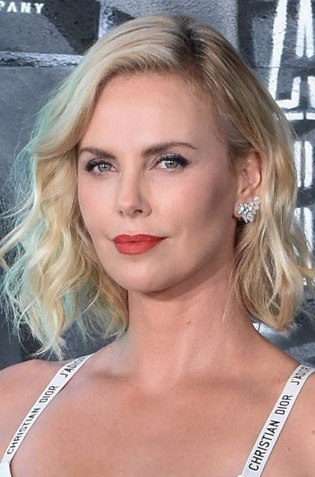Charlize Theron's Shoulder Length Beach Waves Hairstyle - [Hairstylist: Enzo Angileri] - 20170717