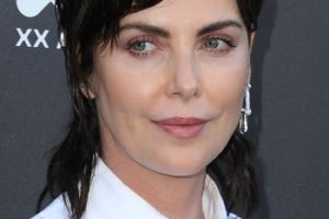 Charlize Theron’s Trendy New Haircut and Hair Color (2022)